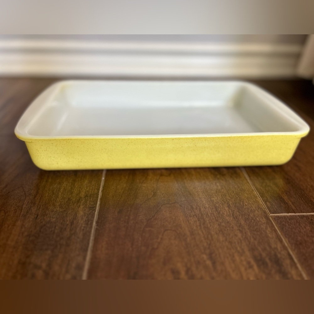 Vintage  Pyrex Yellow Rectangular 2 Qt. Casserole Baking Dish #232